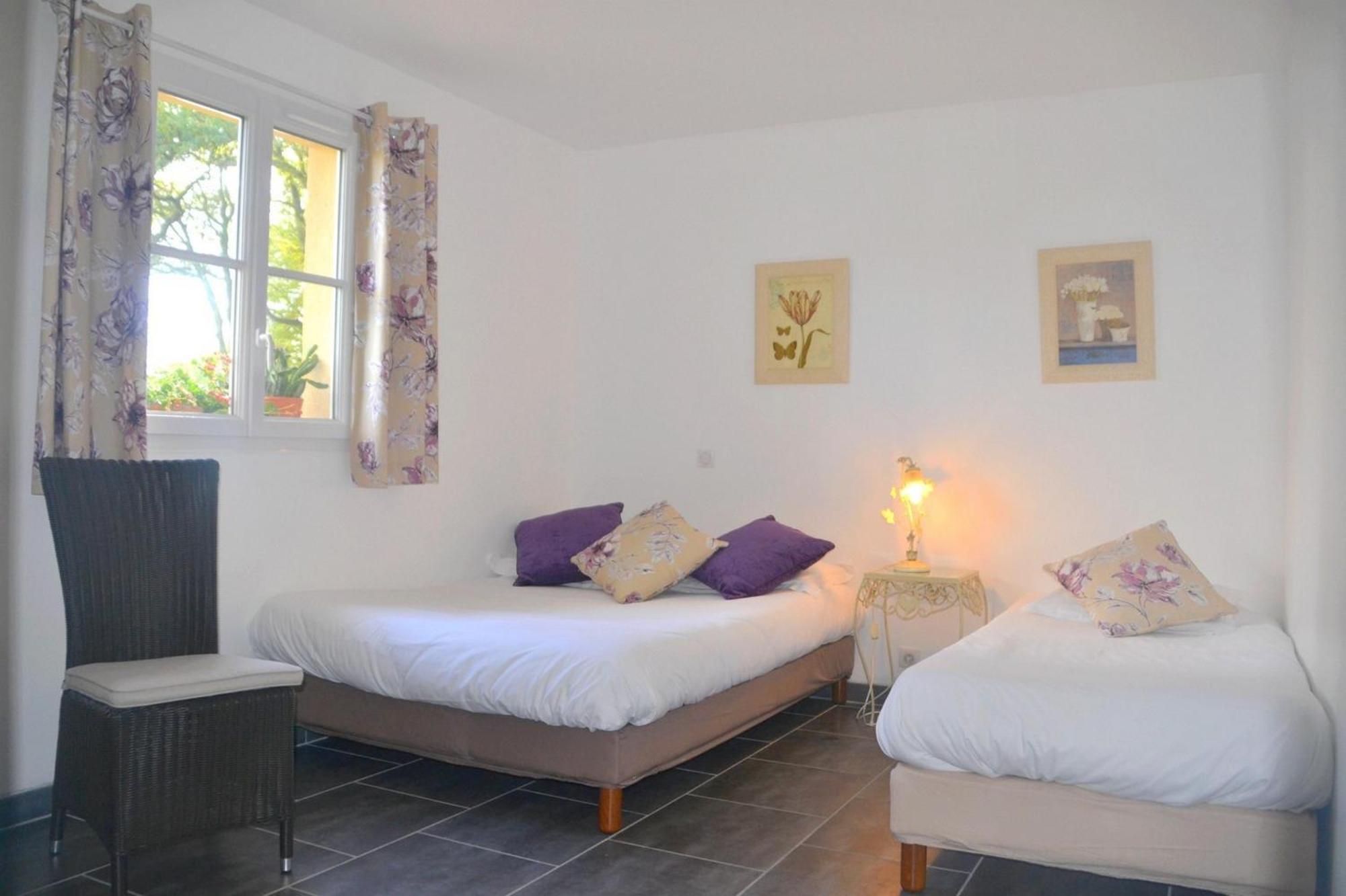 Hotel Les Grands Chenes Saint-Fargeau  Room photo