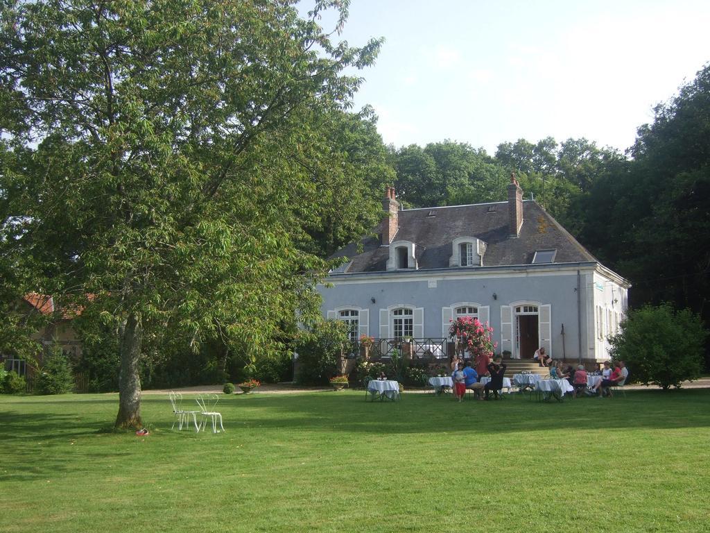 Hotel Les Grands Chenes Saint-Fargeau  Exterior photo